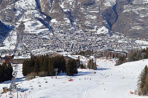 Station des Arcs, vue des pistes - Source : Wikimedia commons